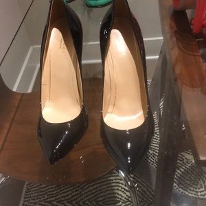 TIMELESS BLACK PATENT LEATHER GUCCI HEELS